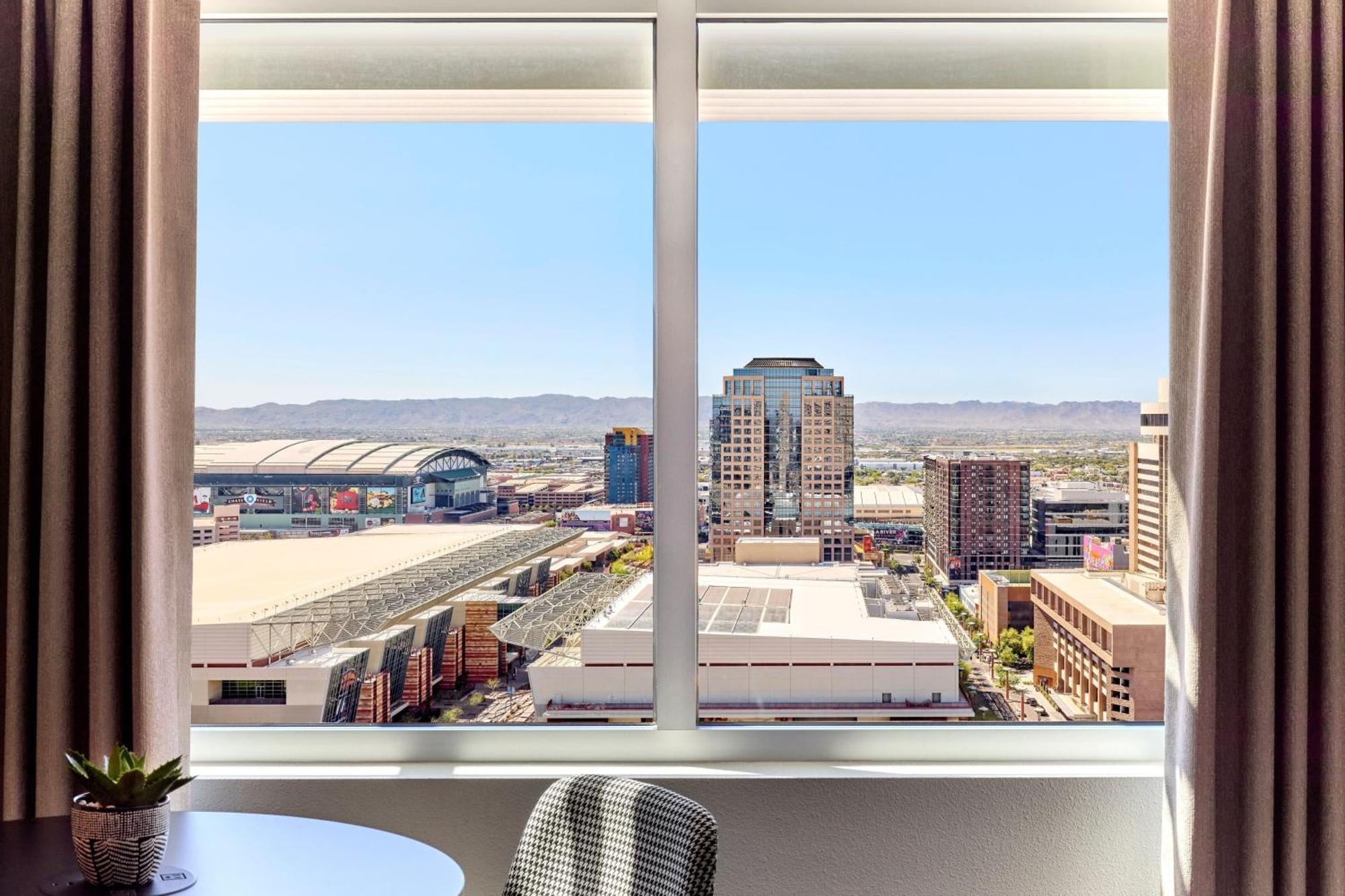Deluxe Room Guest room 1 King City or Mountain view