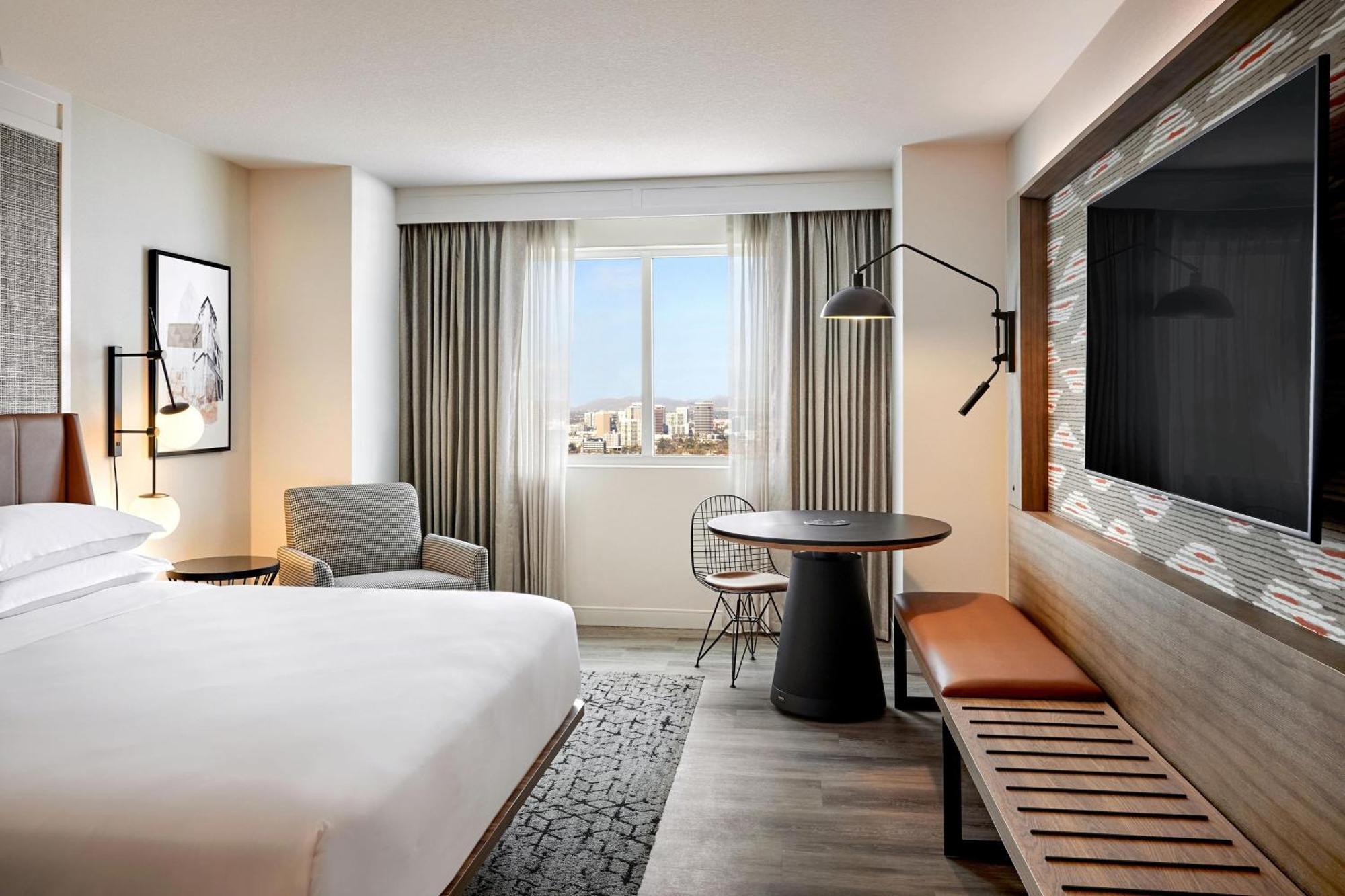 Deluxe Room Guest room 1 King City or Mountain view